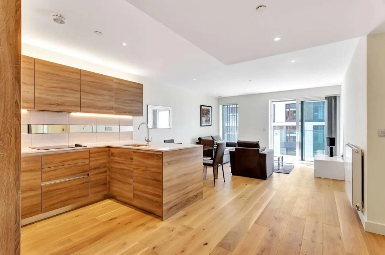Riverside Apartment Minutes From Elizabeth Line London