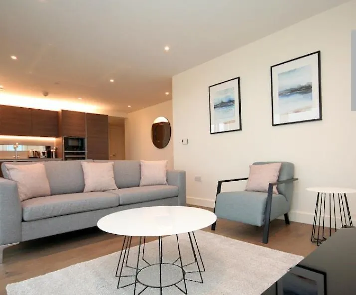 Riverside Apartment Minutes From Elizabeth Line London