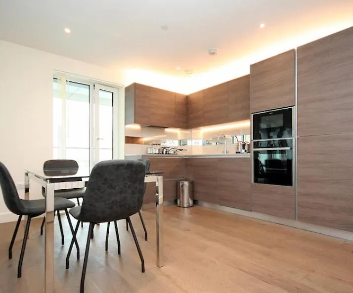 Riverside Apartment Minutes From Elizabeth Line London
