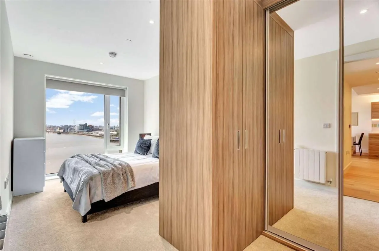 Riverside Apartment Minutes From Elizabeth Line London