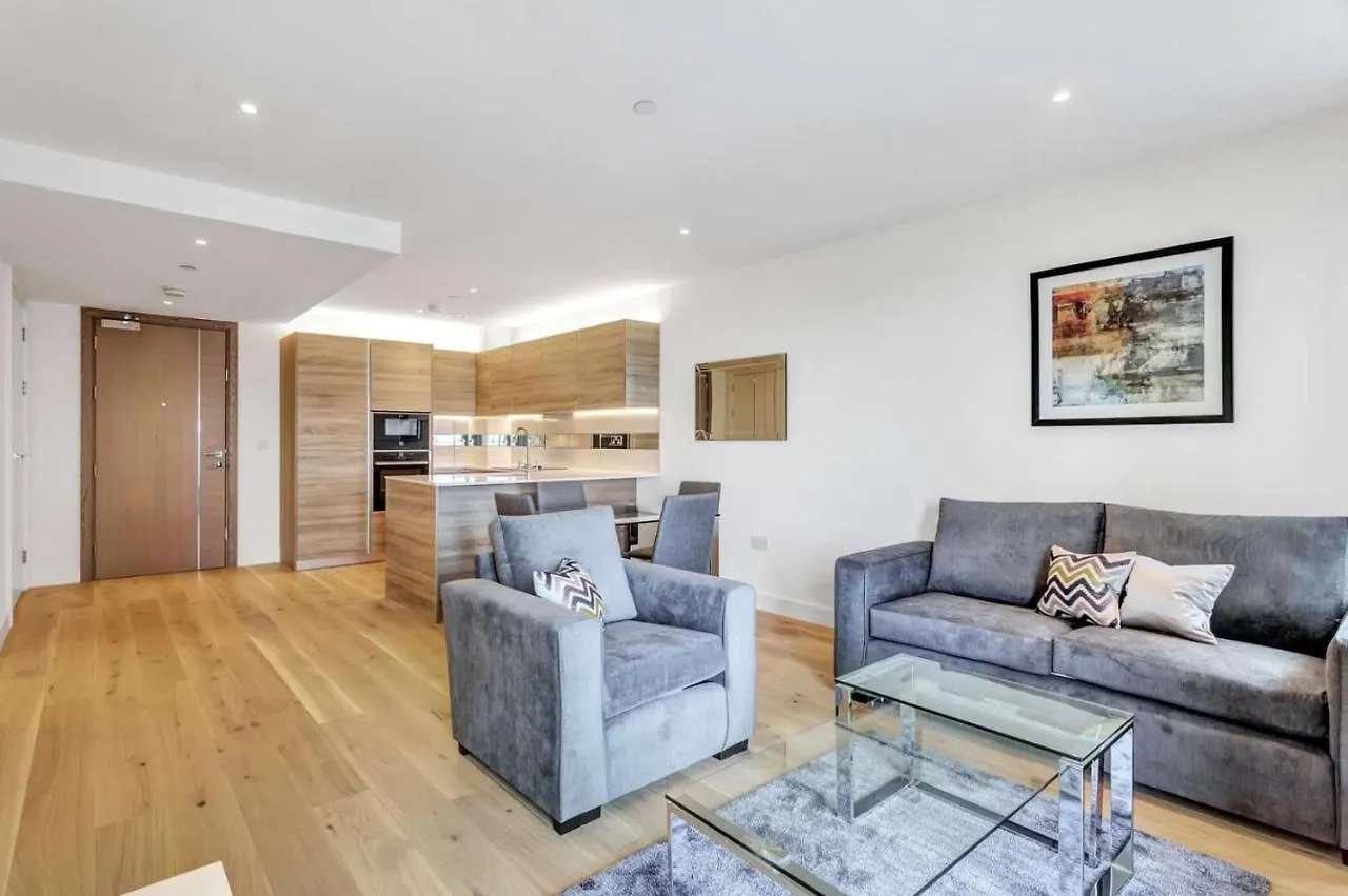 Riverside Apartment Minutes From Elizabeth Line London