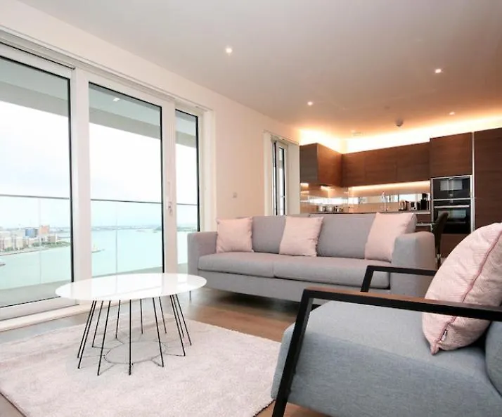 Riverside Apartment Minutes From Elizabeth Line London
